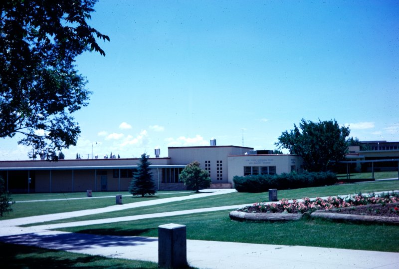 Los Alamos High School – Campus Courtyard / Classroom Wing